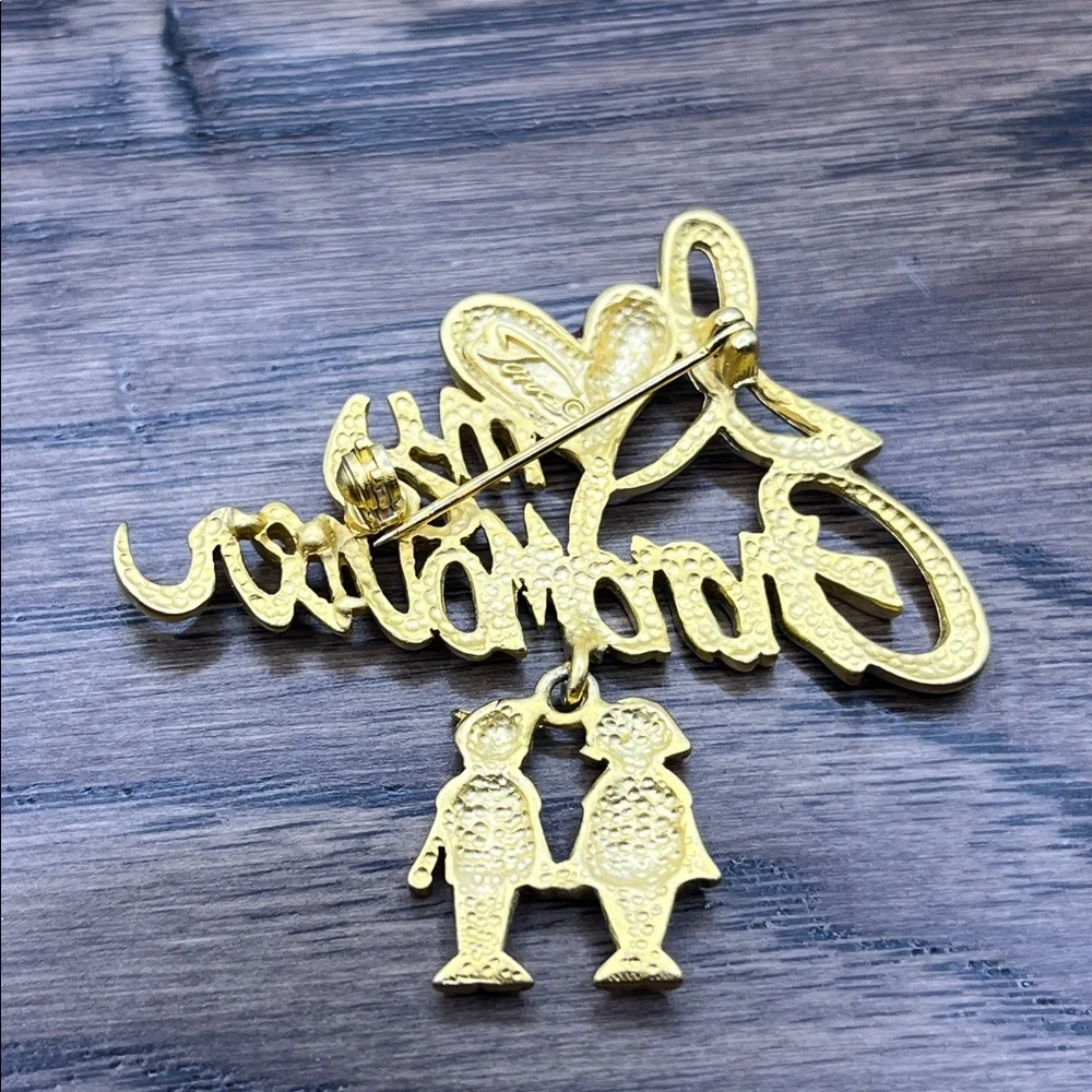 Gold 'Grandmother' Script Pin with Red Heart and Dangling Children - Picture 3 of 8